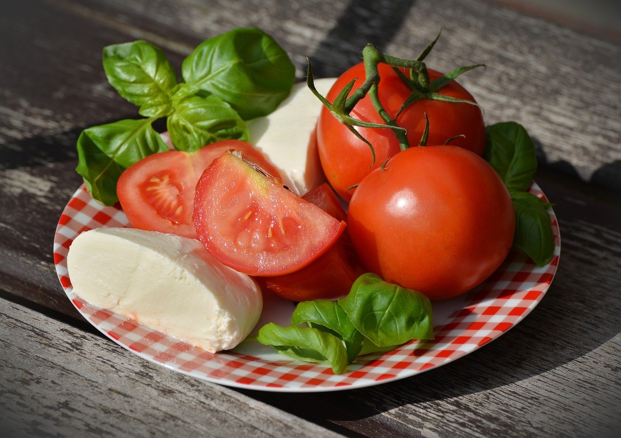 tomatoes, caprese, mozzarella-1580273.jpg
